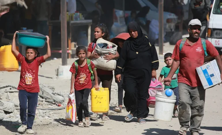 Displaced Palestinians leave an area in eastern Khan Younis